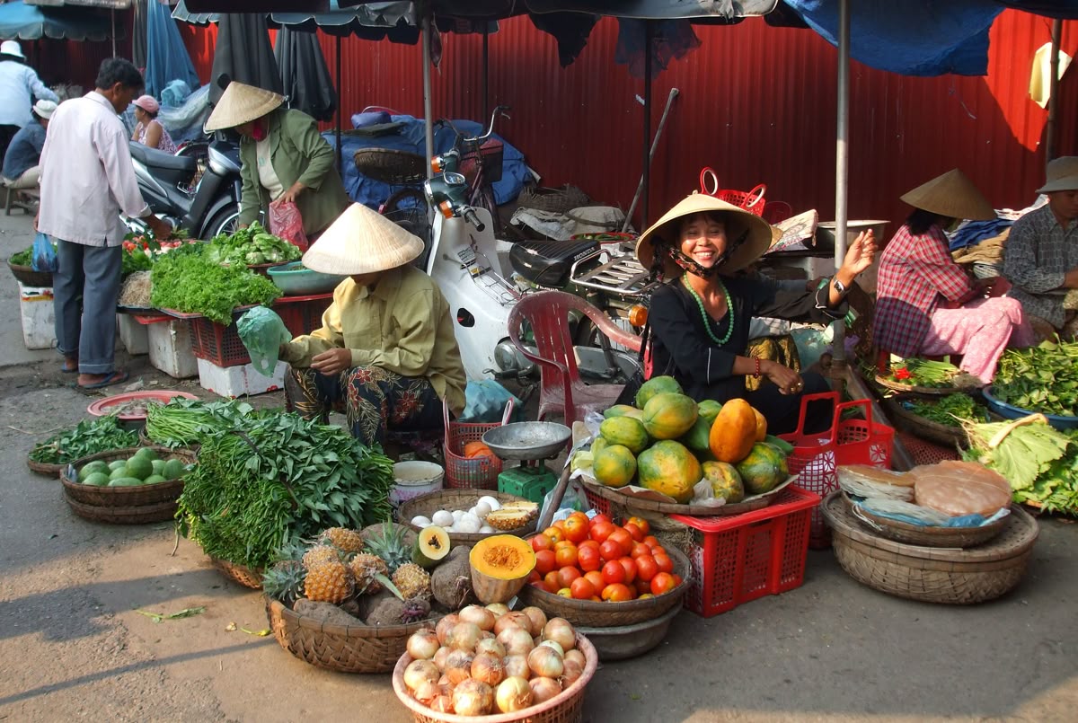 Cảnh đồng quê quen thuộc khi bà con bày hàng dưới mái lá