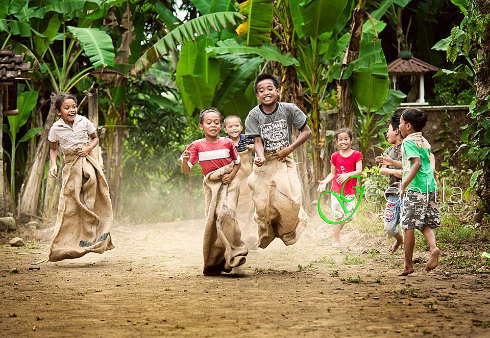 Hình ảnh làng quê yên bình có bé gái đội nón cười tươi