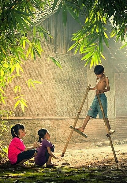 Hình nền quê hương việt nam với trẻ con chơi chạy bao bố