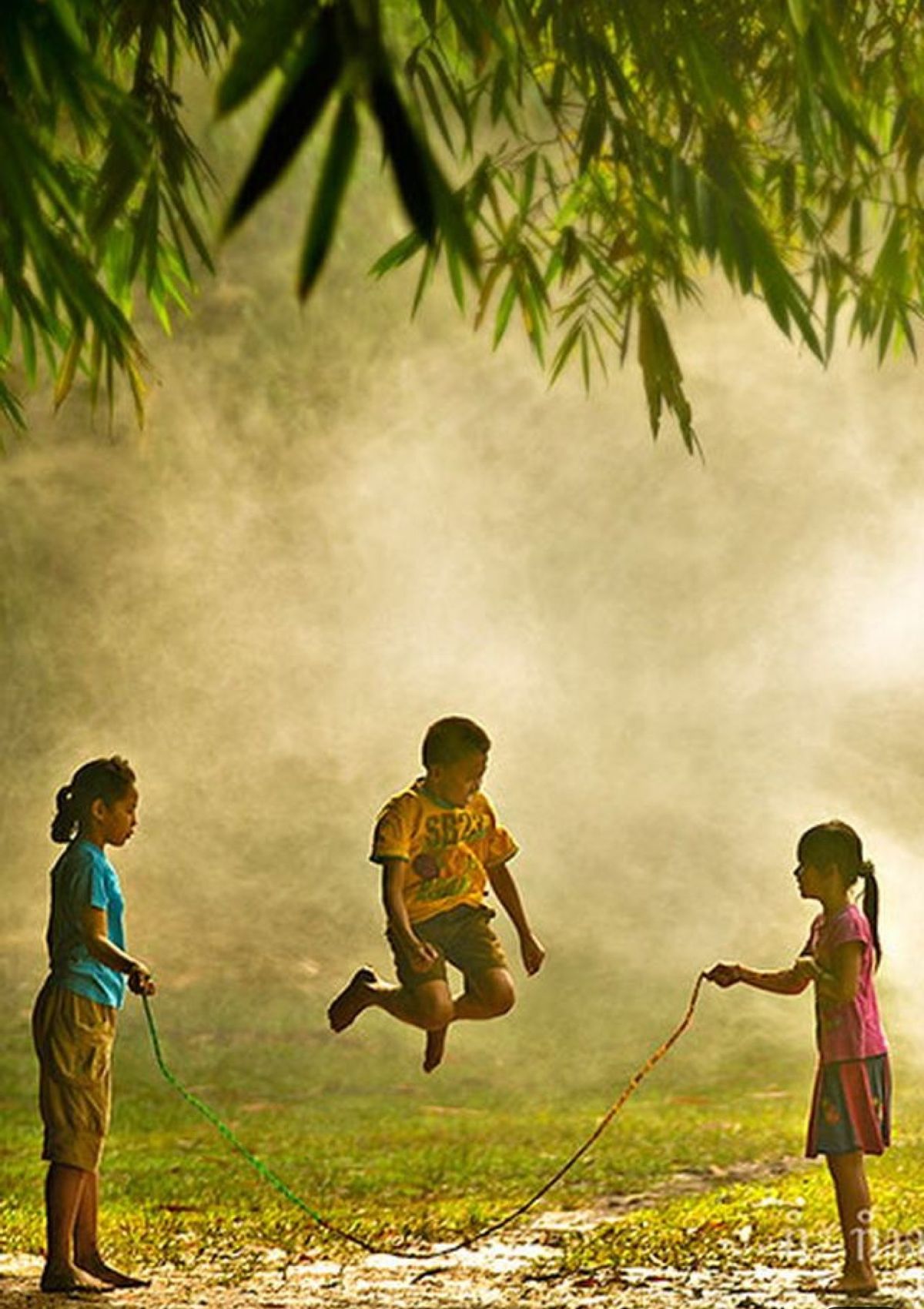 Hình ảnh làng quê thanh bình với đám trẻ nhảy dây đầu ngõ