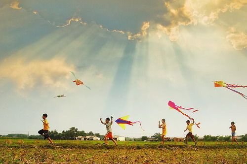 Hình ảnh đồng quê đẹp nhất với lũ trẻ chơi đùa bên ao