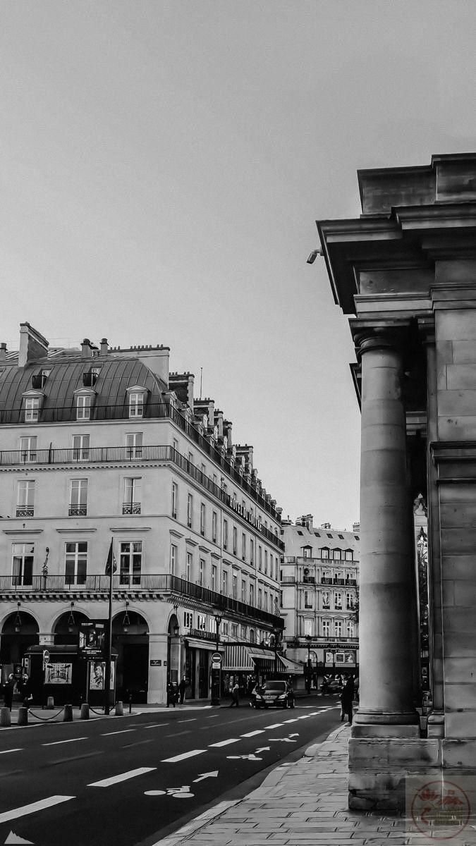 Không gian thiếu màu sắc lại làm nổi bật sự cô tịch, để tâm hồn dễ dàng đồng cảm