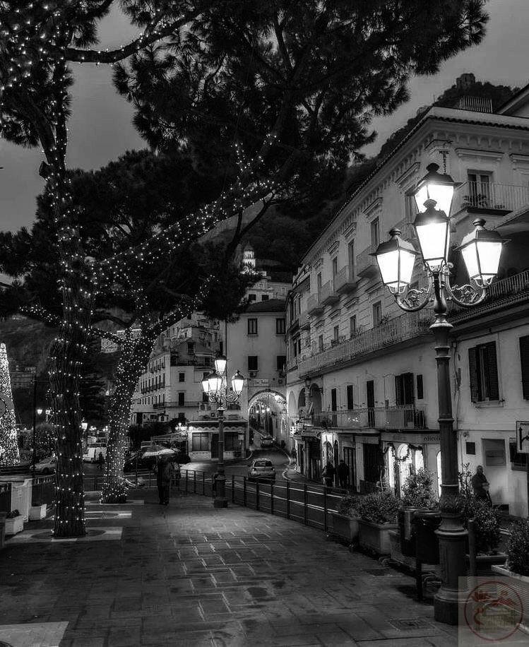 Đường phố trở thành ký ức mờ nhạt, gợi lại nhiều hoài niệm không thể nào quên