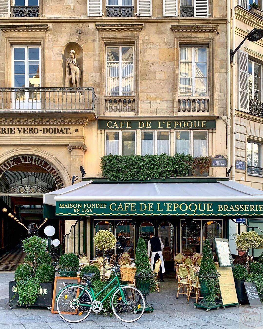 Ánh đèn hòa cùng nhịp sống thường nhật khiến bức tranh đường phố thêm nhiều thi vị