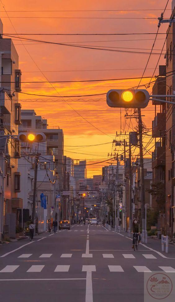 Cảm giác man mác buồn xuất hiện khi ánh sáng dần tắt, để lại khoảng lặng cho phố phường