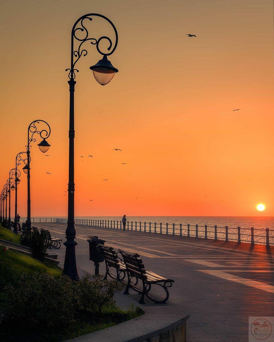 Hoàng hôn làm lắng đọng không gian, để từng góc phố mang thêm một chút suy tư