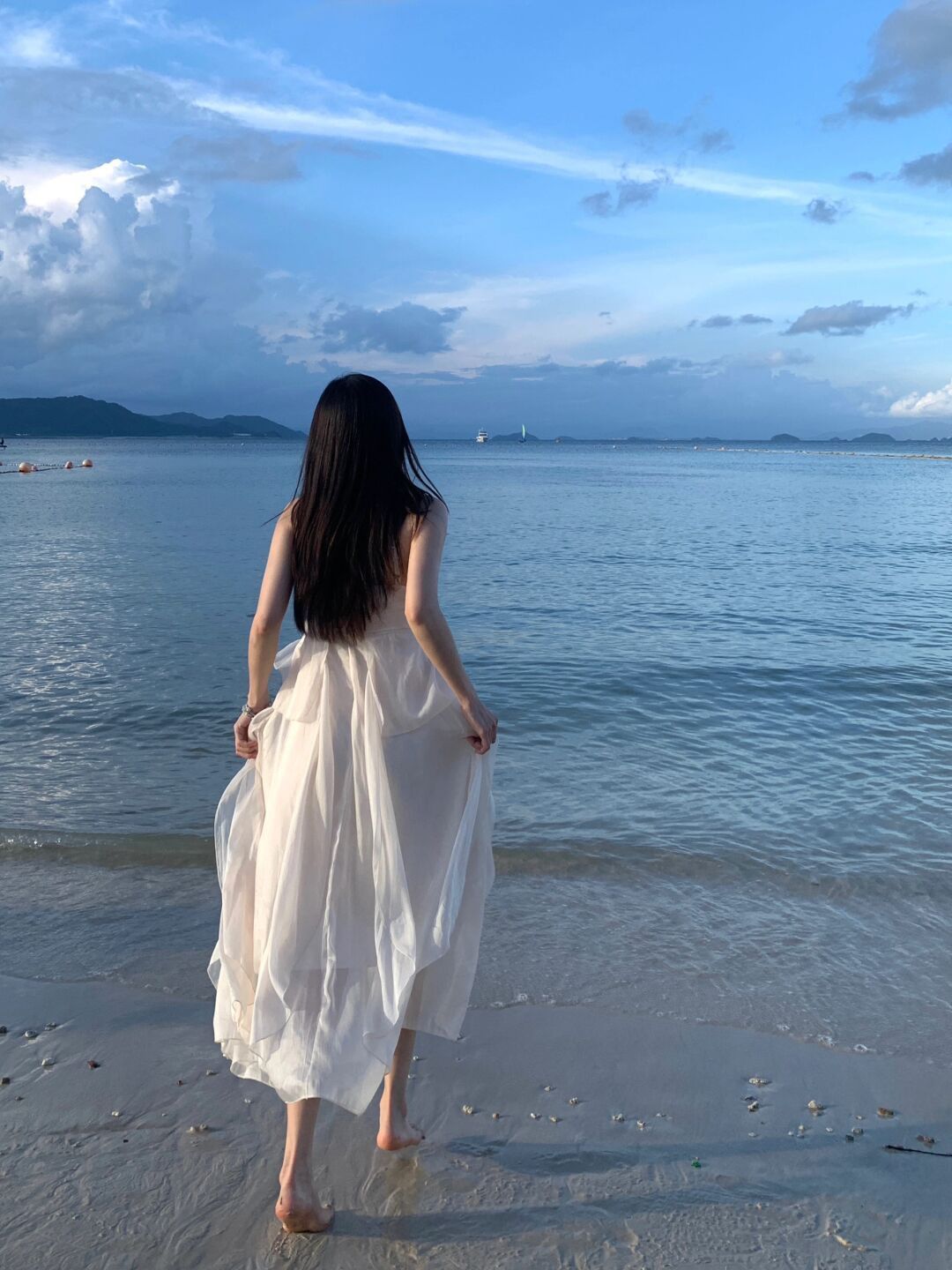 Dáng quay lưng hướng ra biển như một khúc nhạc êm