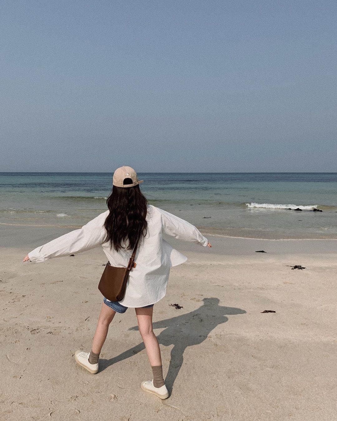 Dáng em đứng giữa sóng như một bản tình ca không lời