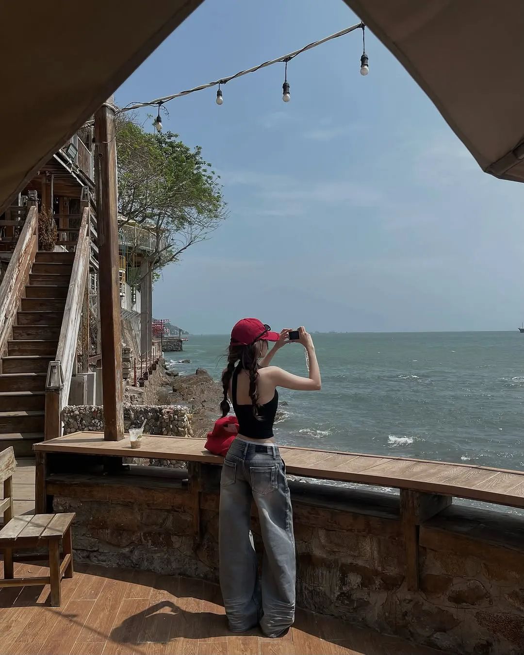 Dáng em giữa biển khiến mọi thứ trở nên dịu lại