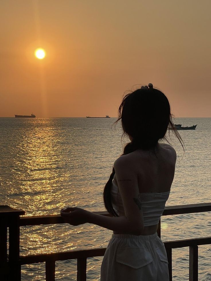 Cái ngoảnh lưng dịu dàng khiến biển trở nên lặng sóng