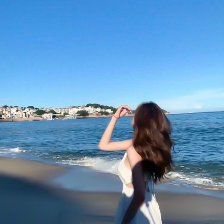 Chỉ cần em quay lưng, khung cảnh cũng trở nên thơ