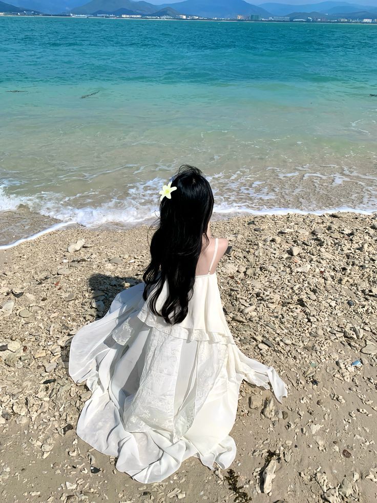 Chỉ cần em đứng quay lưng, biển cũng dịu lại