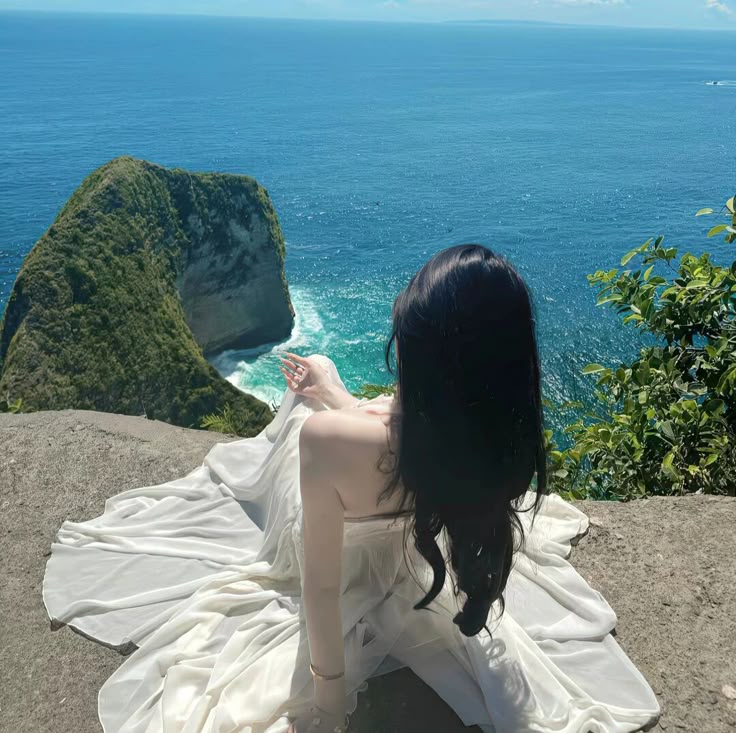 Gió lướt qua lưng em - như thể ảnh đang thở