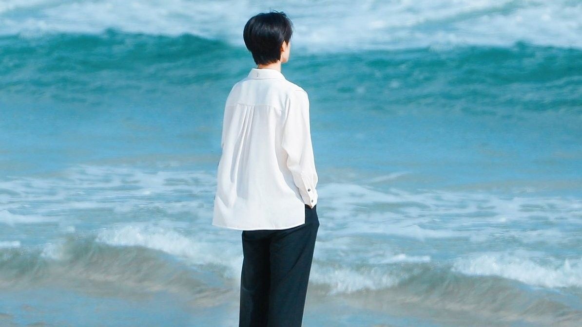 Không nhìn vào ống kính, nhưng vẫn khiến người khác dõi theo