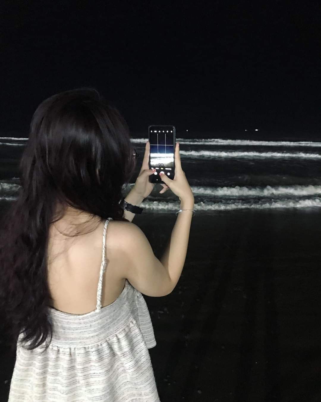 Một chiếc váy trắng, một tấm lưng, một bầu trời