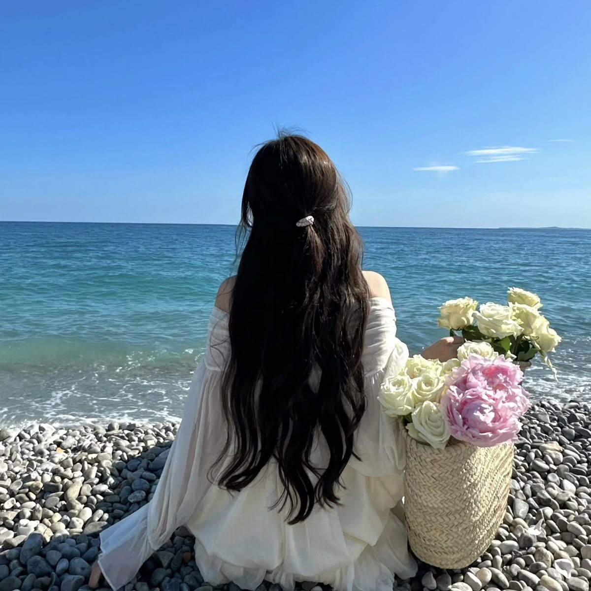 Một dáng đứng quay đi nhưng vẫn thu trọn mọi ánh nhìn