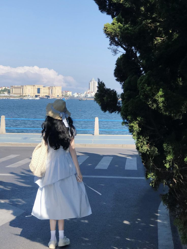 Một tấm lưng nhẹ - cả không gian trở nên thơ mộng