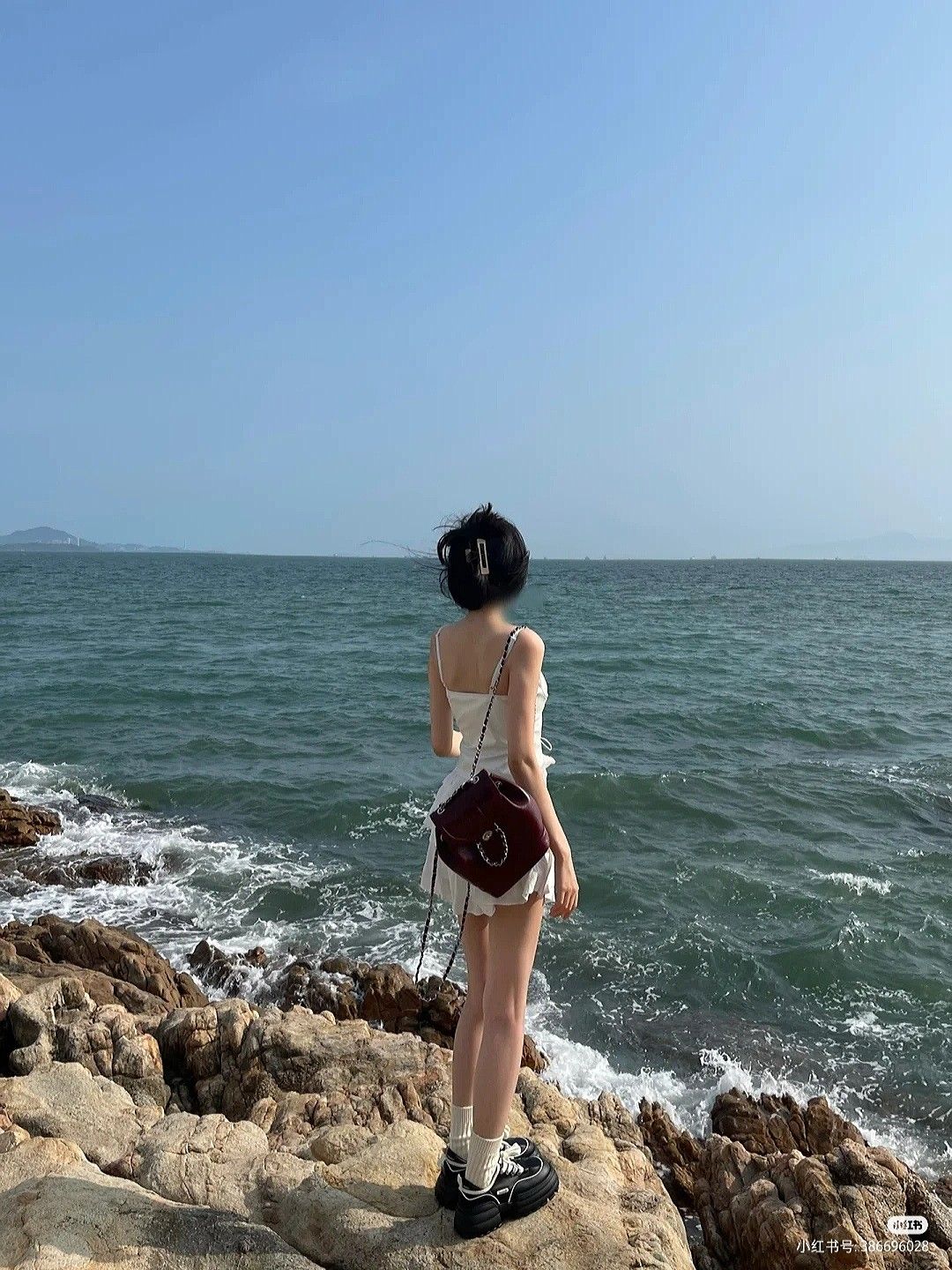 Quay lưng về phía ống kính để khung cảnh lên ngôi