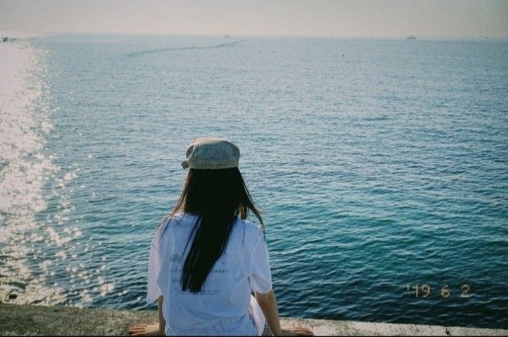 Tấm lưng nhỏ giữa trời xanh tạo nên sự tinh khiết