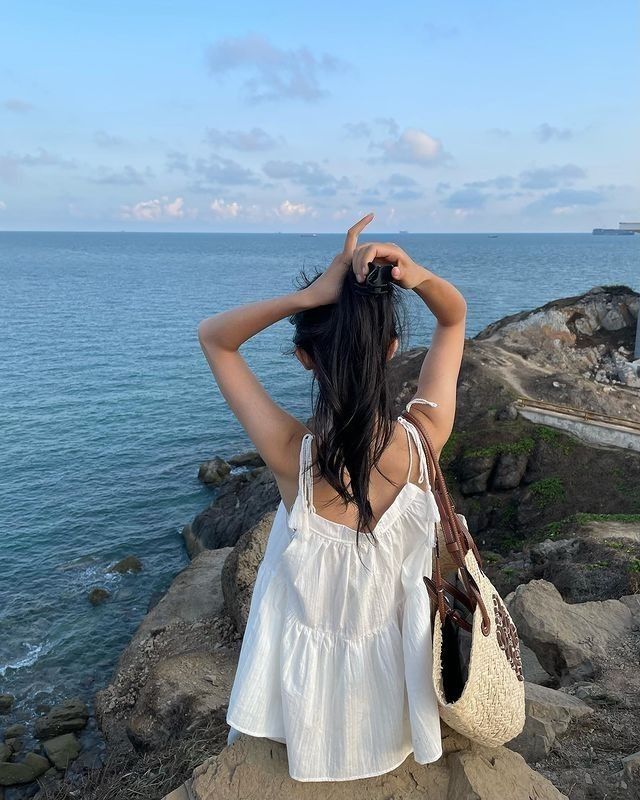 Tấm lưng lặng yên giữa ánh sáng là một nét nghệ thuật