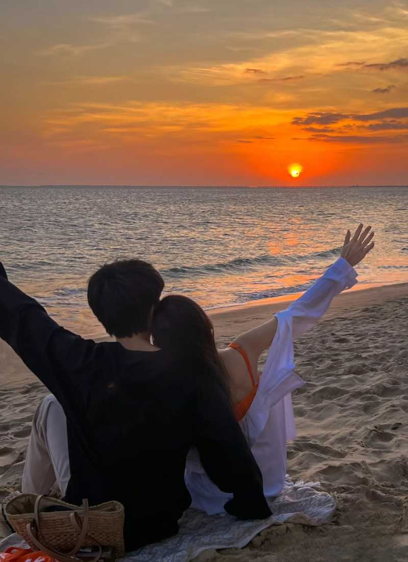 Biển xanh trải rộng, lưng em dịu dàng