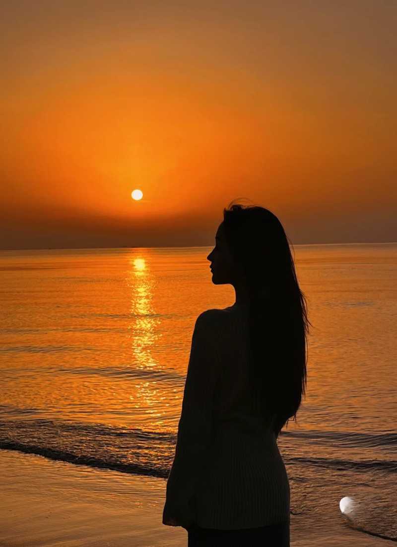 Biển phía trước, em phía sau - góc ảnh yên bình