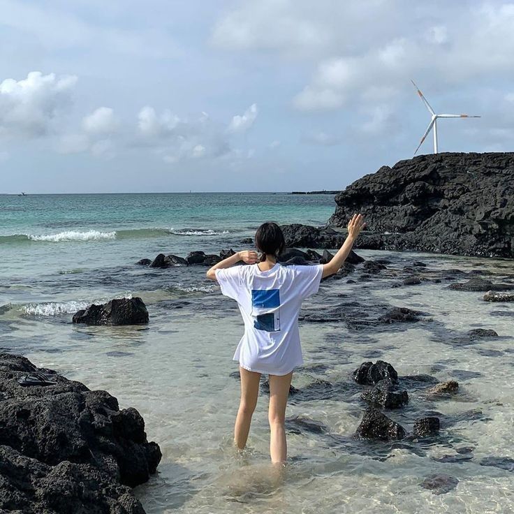 Biển mênh mông - còn em thì nhỏ xíu, mà vẫn nổi bật