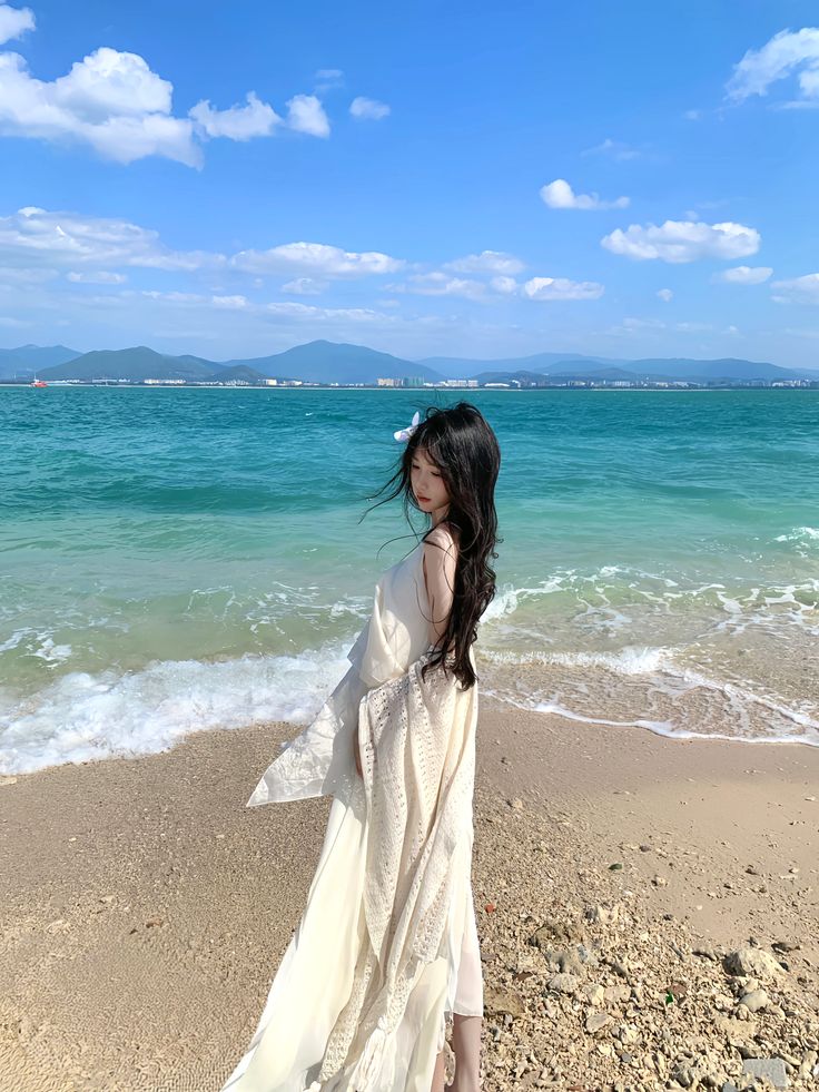 Biển làm nền, còn em làm điểm lặng dịu dàng