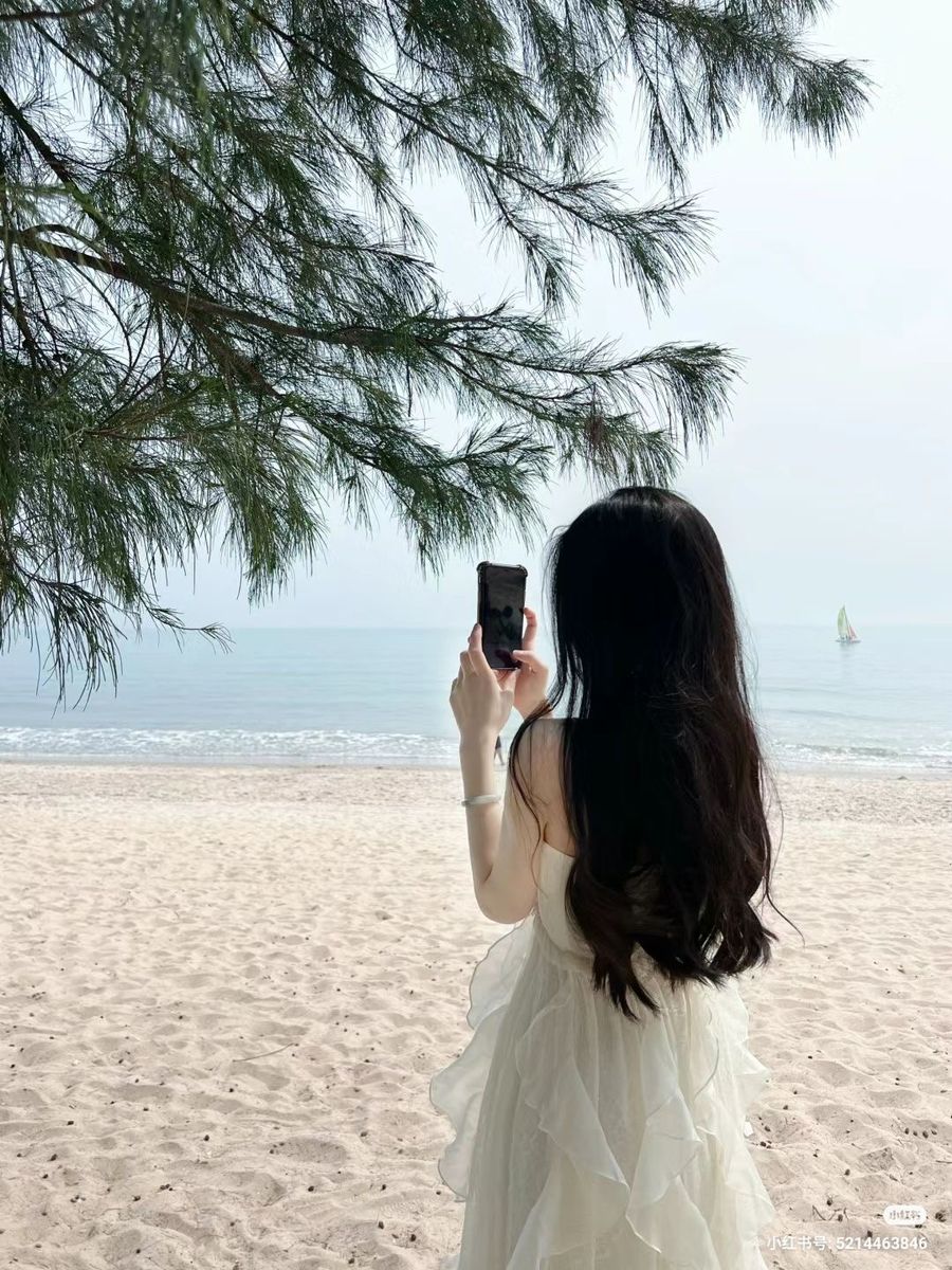 Biển mang sóng đến, còn em mang lại bình yên