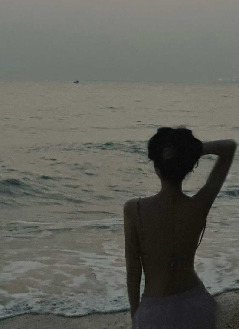Ảnh đi biển chụp sau lưng nữ
