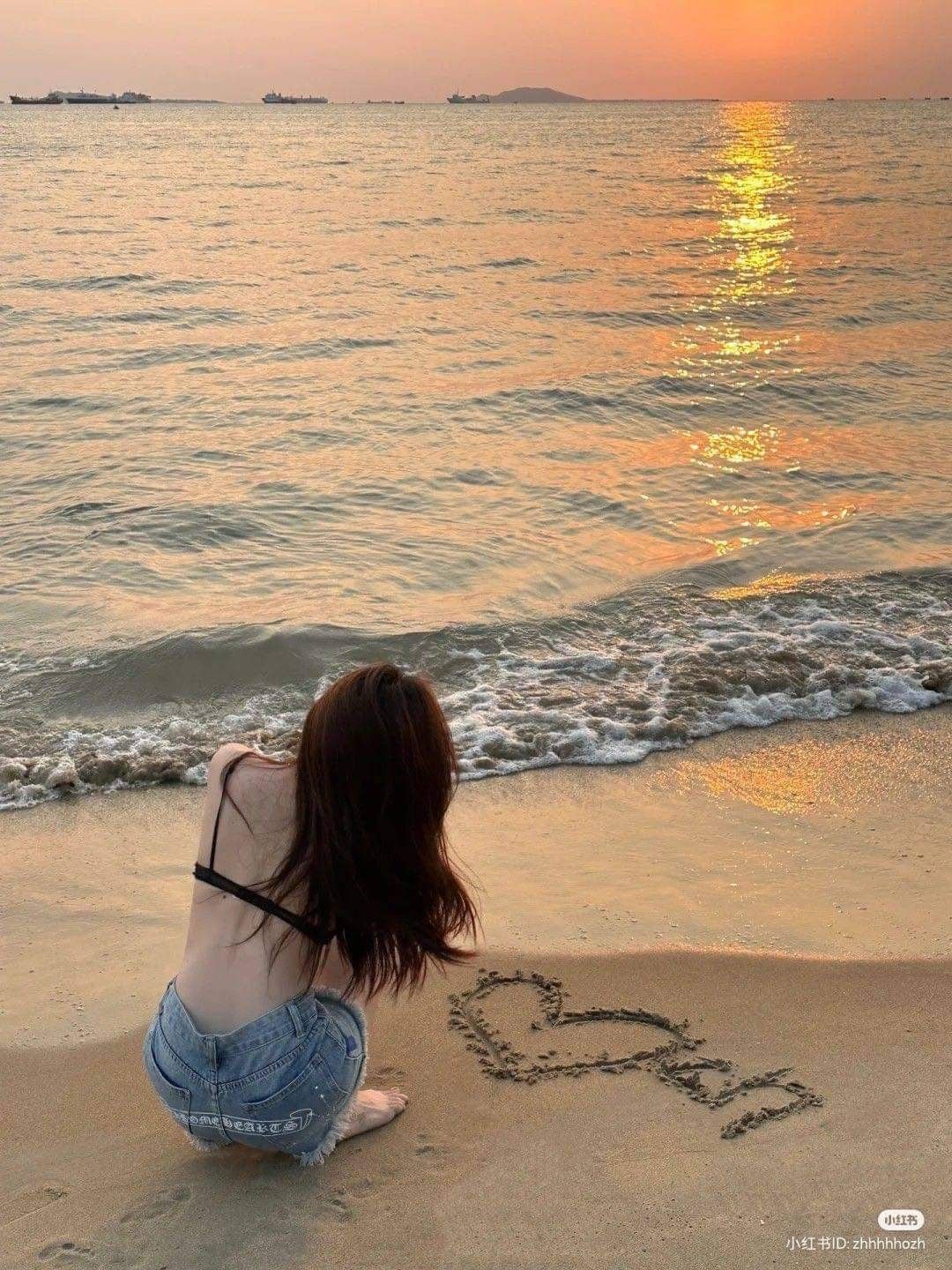 Ảnh sau lưng là ảnh không lời nhưng đầy nội dung