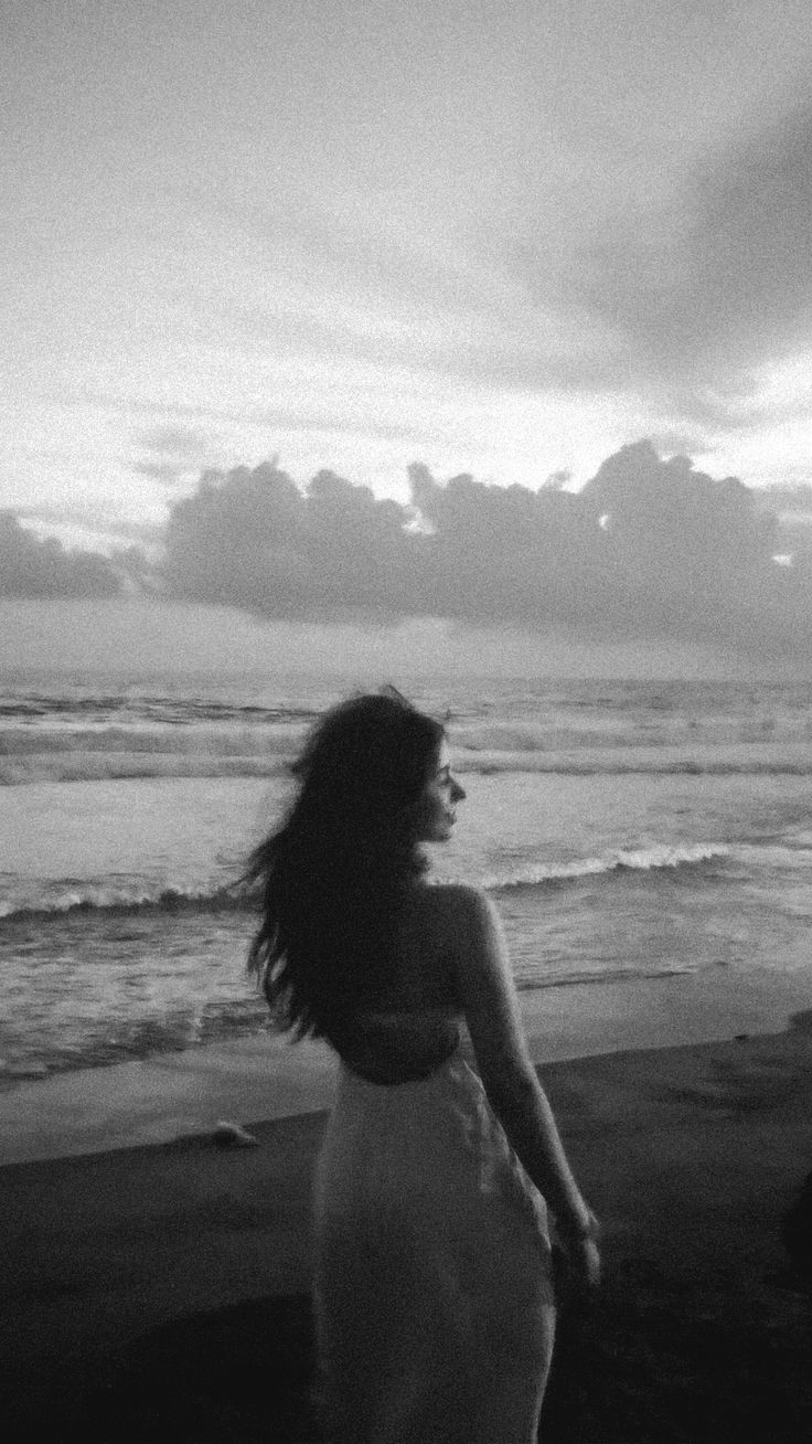 Ảnh đi biển chụp sau lưng buồn trắng đen