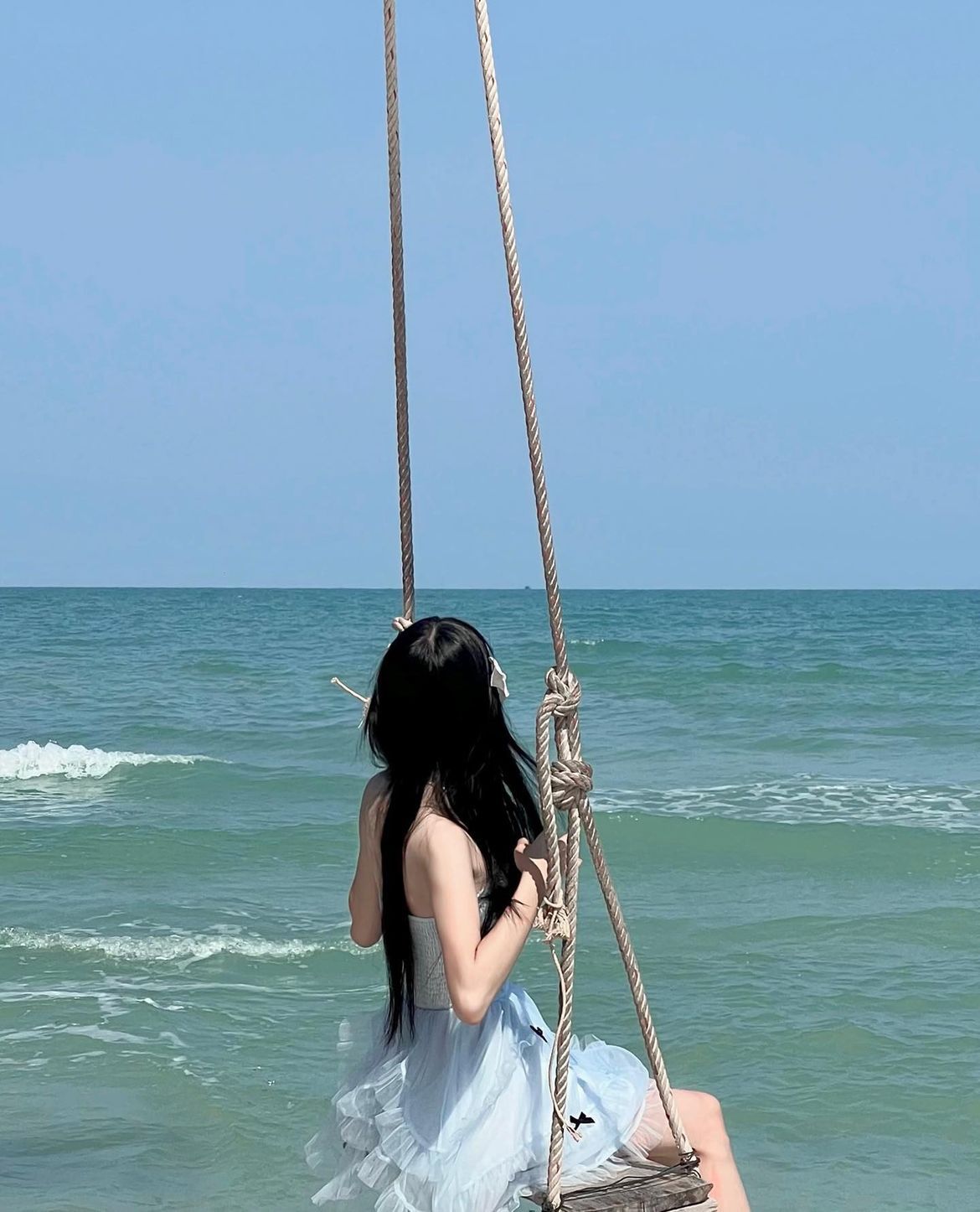 Tạo dáng sau lưng như thể biển là người đang ngắm nhìn