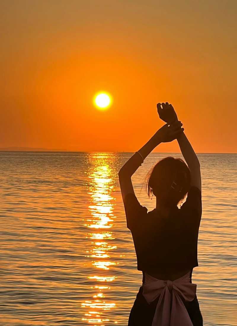 Tạo dáng quay lưng - một kiểu ảnh đầy chiều sâu