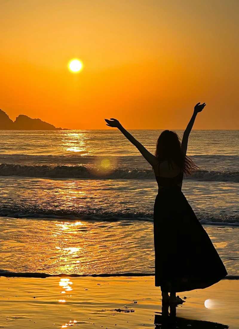 Tạo dáng nhẹ nhàng, để biển kể phần còn lại