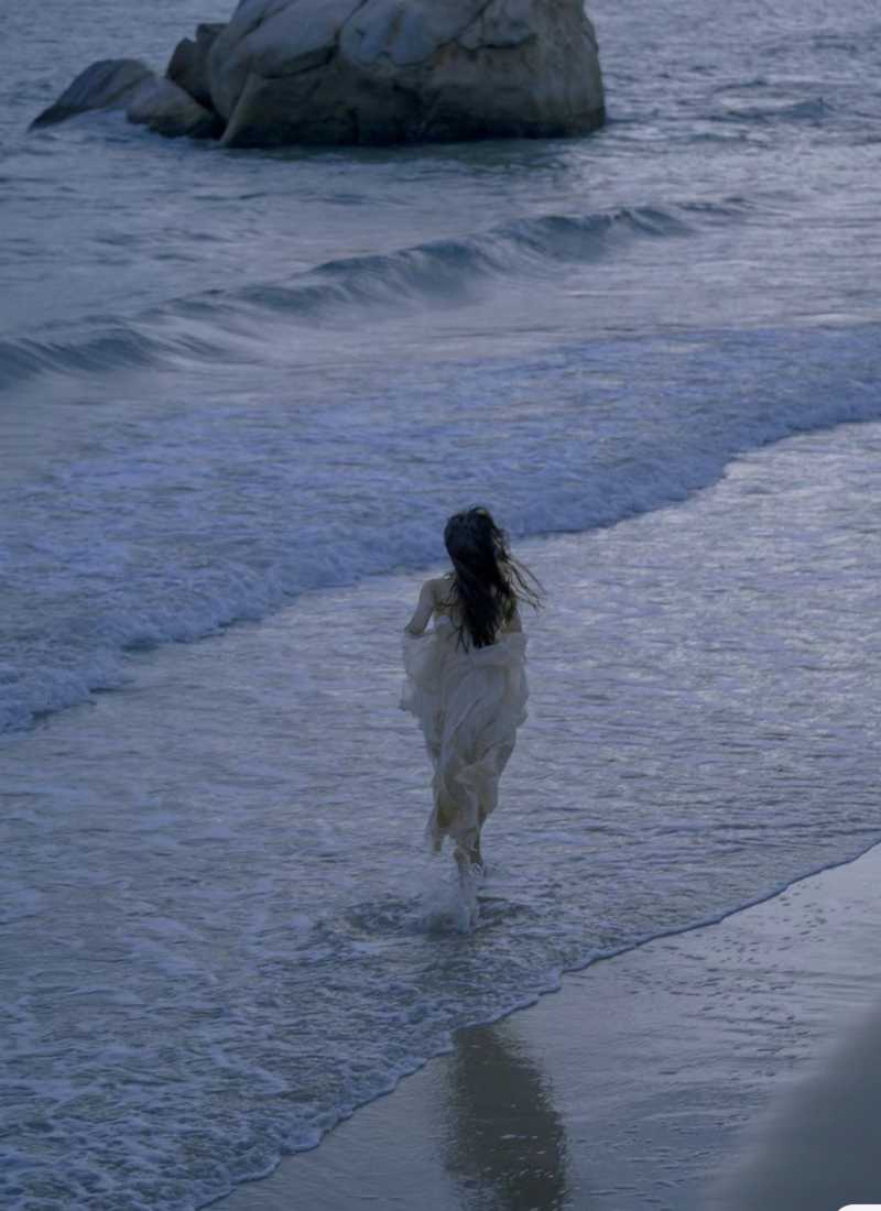 Tạo dáng quay lưng để biển ôm trọn tâm hồn