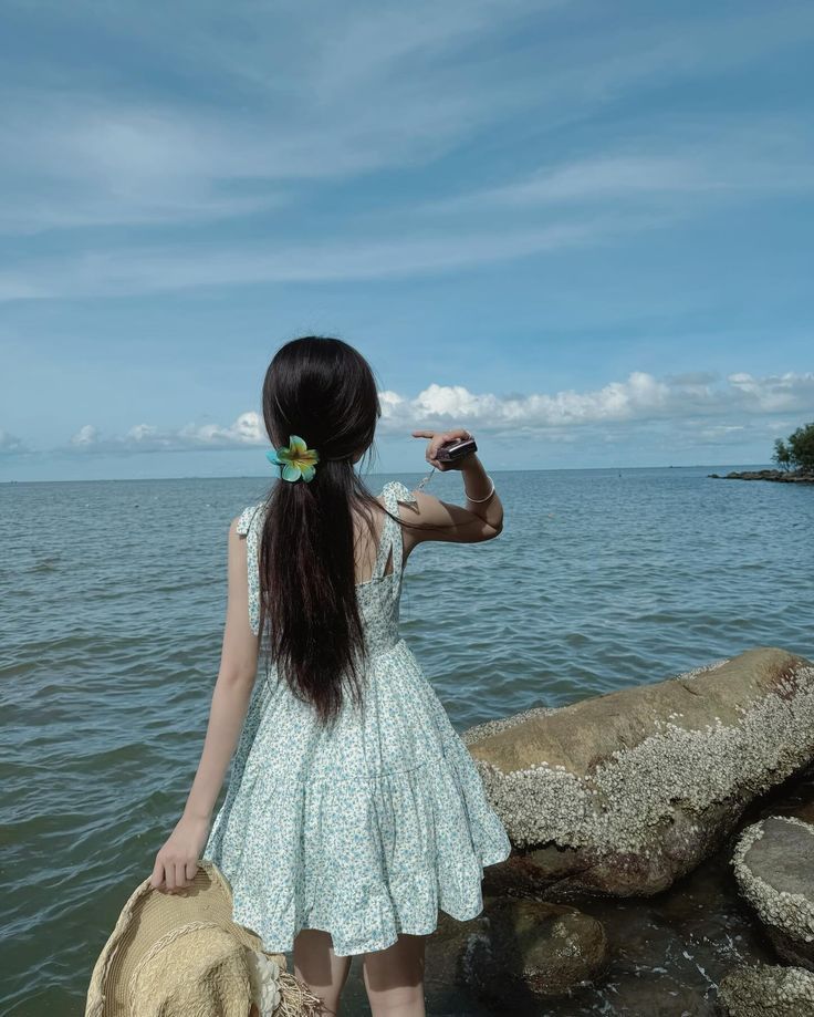 Tạo dáng phía sau là cách để khung cảnh chiếm trọn spotlight