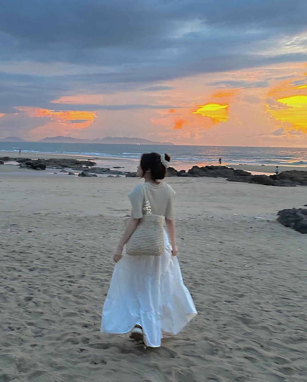 Gió biển mơn man vai em trong khoảnh khắc quay lưng