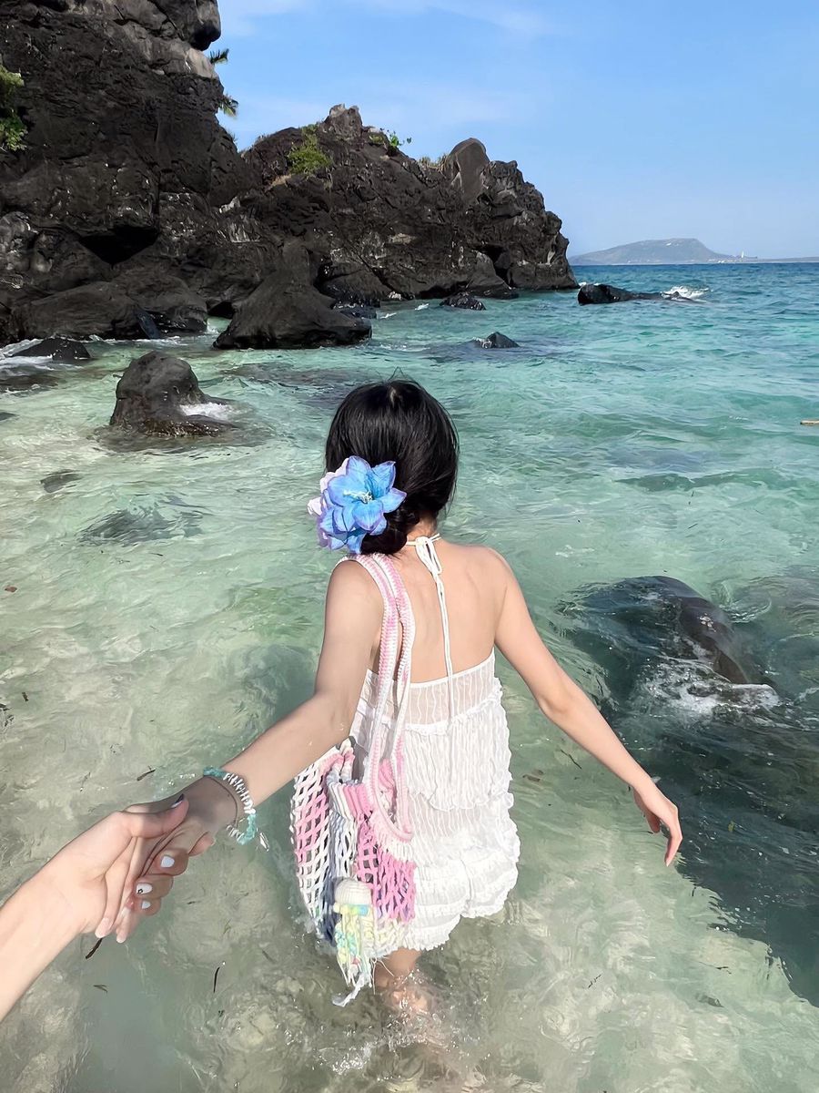 Gió cuốn bay váy, biển cuốn bay tâm trí