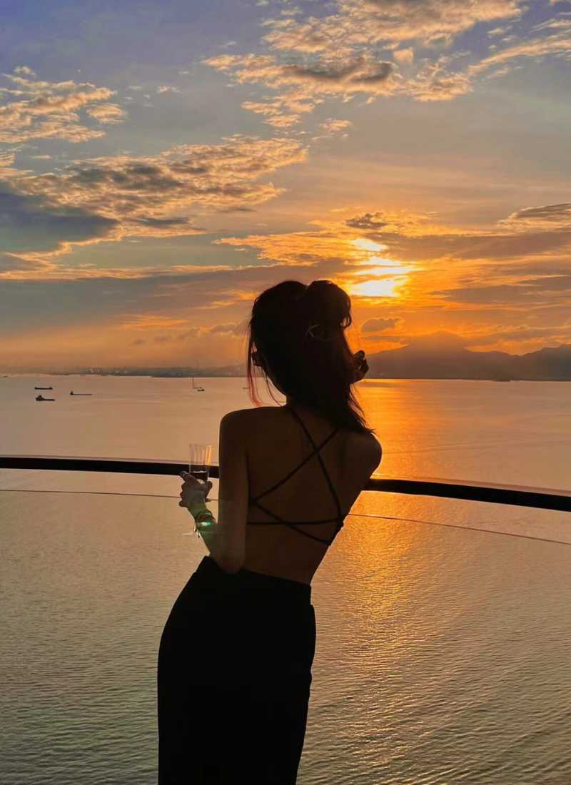 Đứng sau lưng là cả chân trời của riêng em