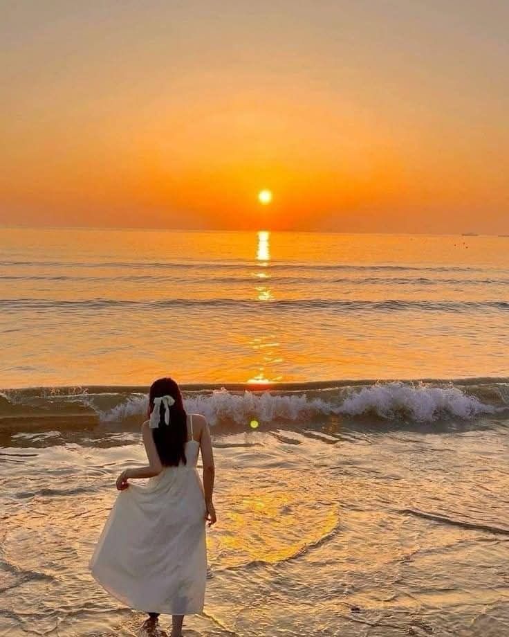 Đôi chân in cát, đôi mắt nhìn xa, tấm lưng thì lặng