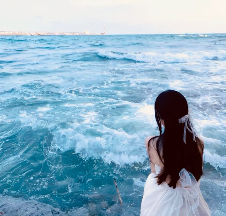 Để biển làm nền, em lặng lẽ tỏa sáng