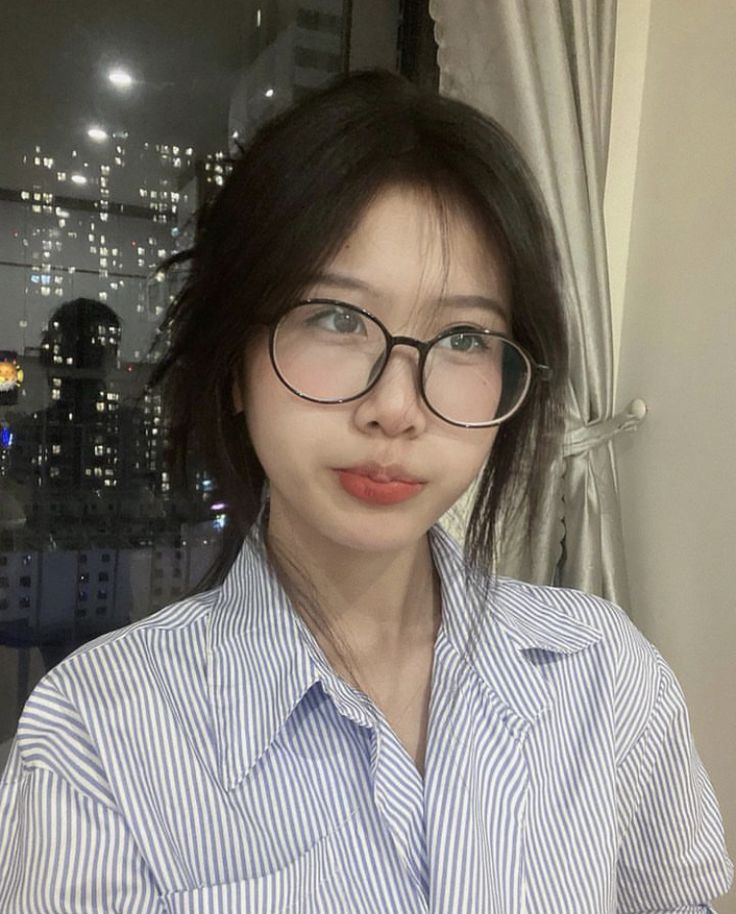 ảnh gái 2k12 đeo kính