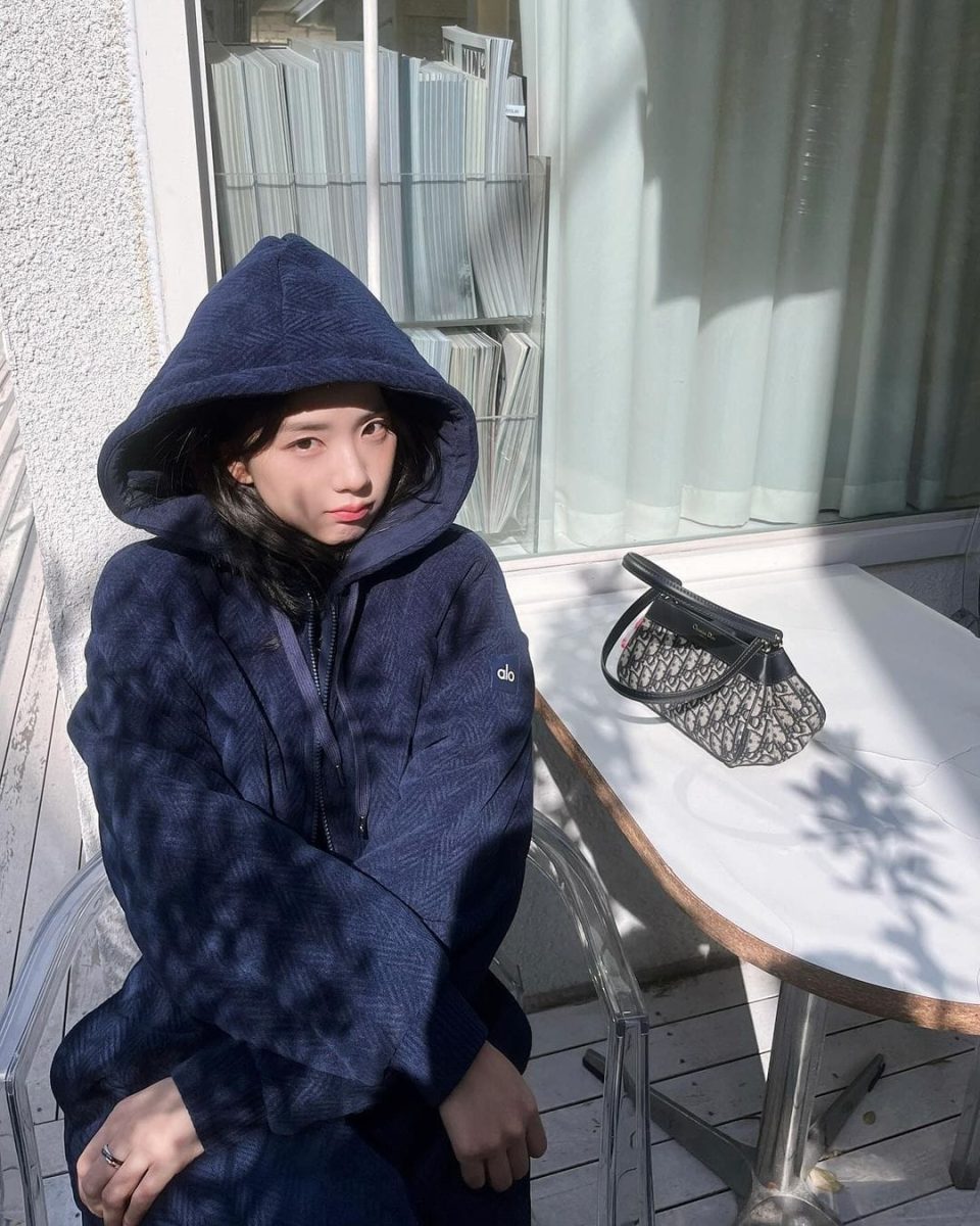 Ảnh Jisoo ngầu với phong cách thời trang ấn tượng và biểu cảm cuốn hút.