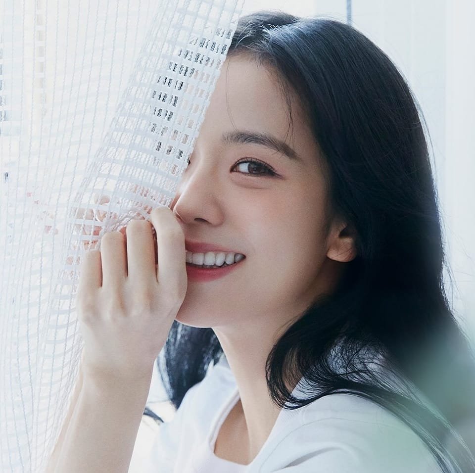 Ảnh Jisoo ngầu với thần thái cuốn hút và phong cách thời trang độc đáo.