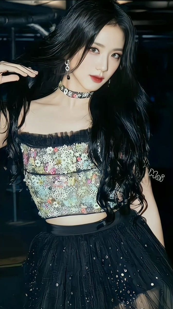 Ảnh Jisoo ngầu với phong cách thời trang ấn tượng, thu hút mọi ánh nhìn.