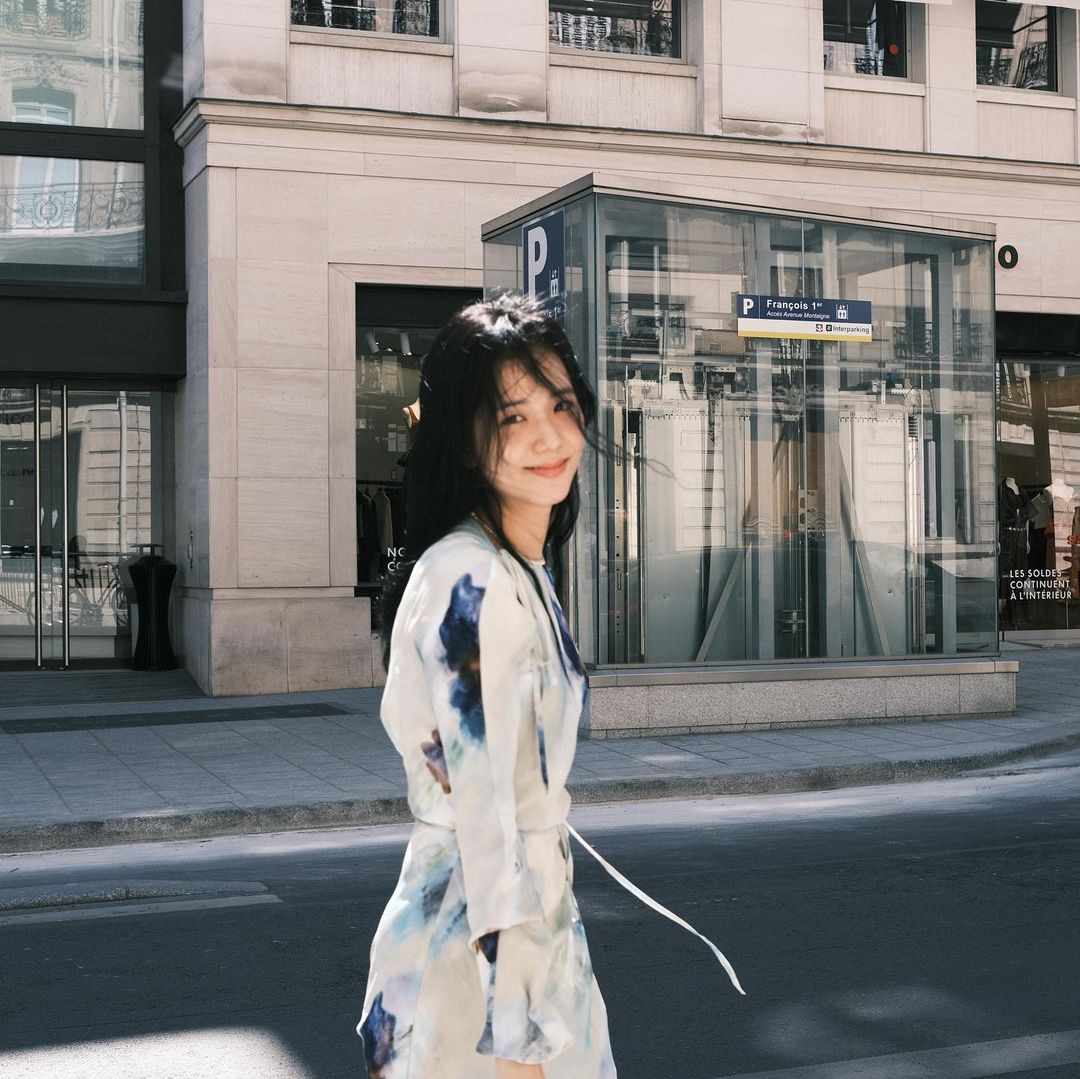 Ảnh Jisoo ngầu với phong cách thời trang ấn tượng và biểu cảm cuốn hút