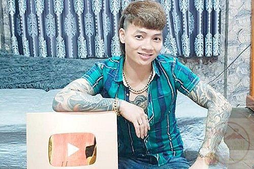 Ảnh Khá Bảnh cầm bảng