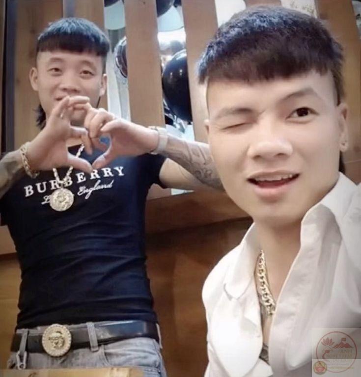 Ảnh Khá Bảnh cầm giấy