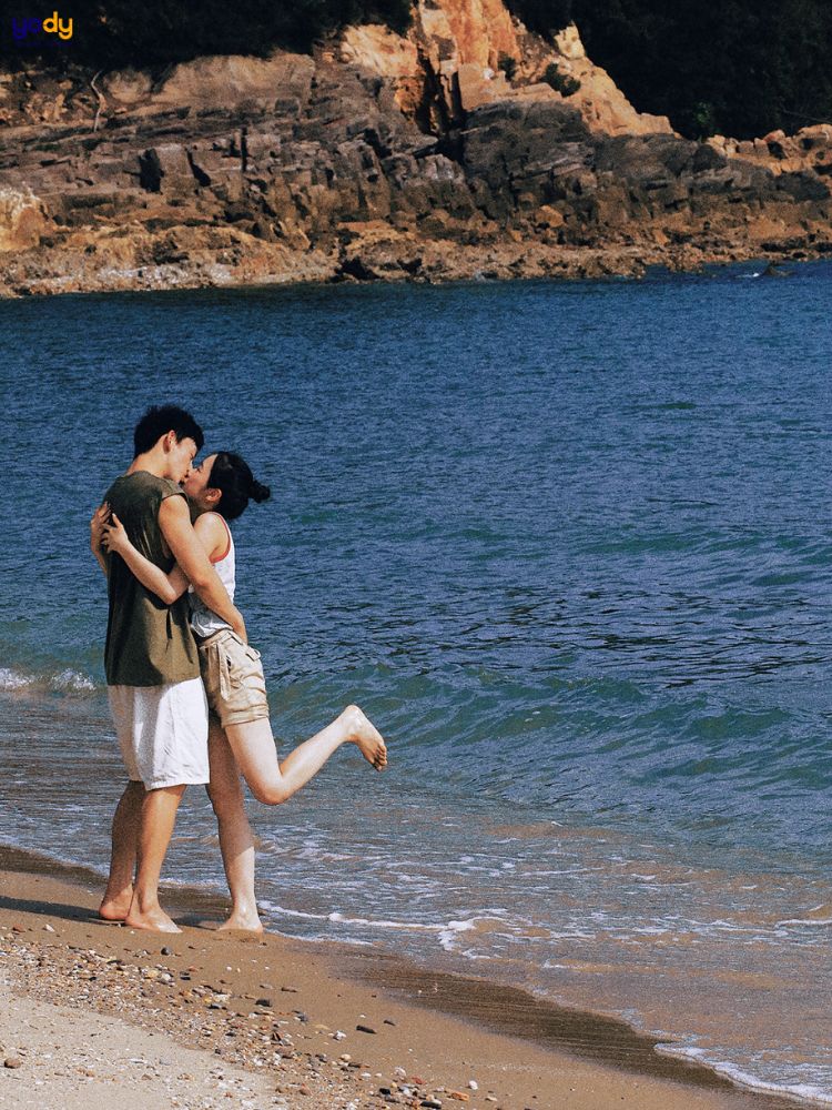 Cặp đôi tạo dáng chụp ảnh bãi biển 